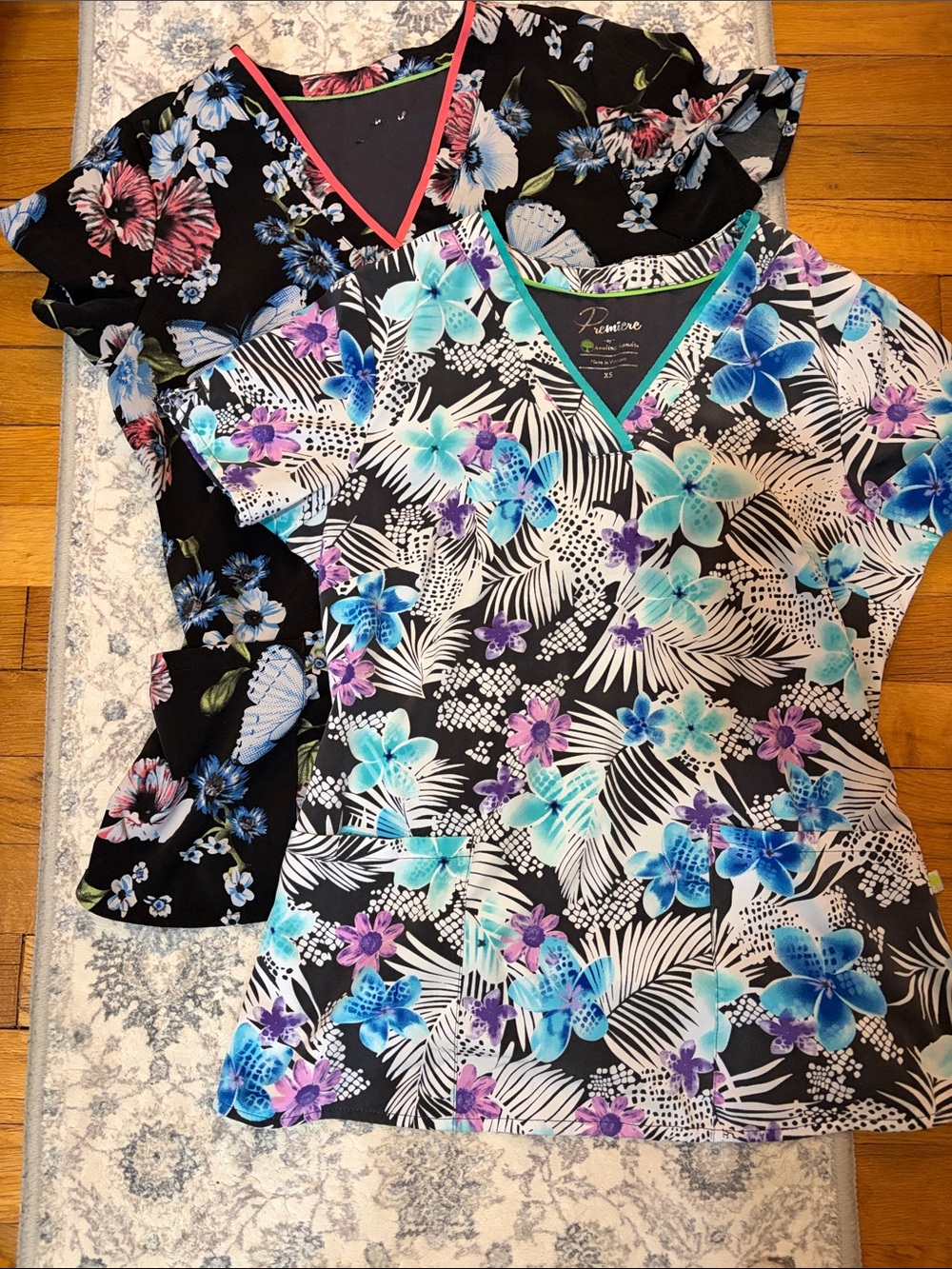 Healing hands Black Floral V-Neck Women’s Scrub Top Blue & Purple Floral bundle